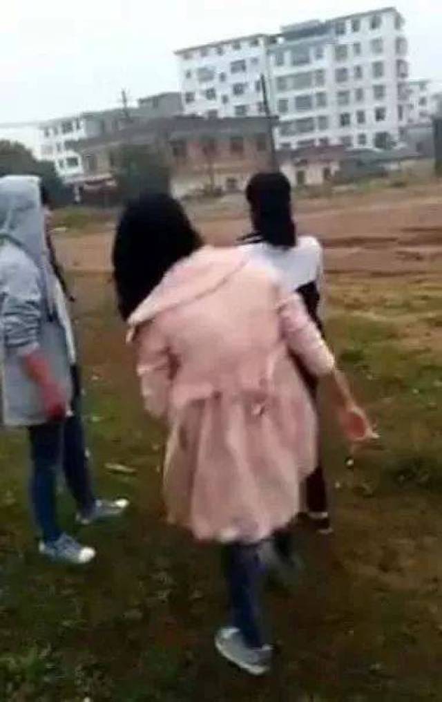 愤怒！赣州一女学生被7名舍友轮流扇耳光、脚踩