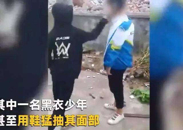 其中一名黑衣少年甚至把鞋子脱了下来,猛抽校服少年脸部!