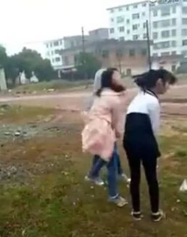 愤怒！赣州一女学生被7名舍友轮流扇耳光、脚踩