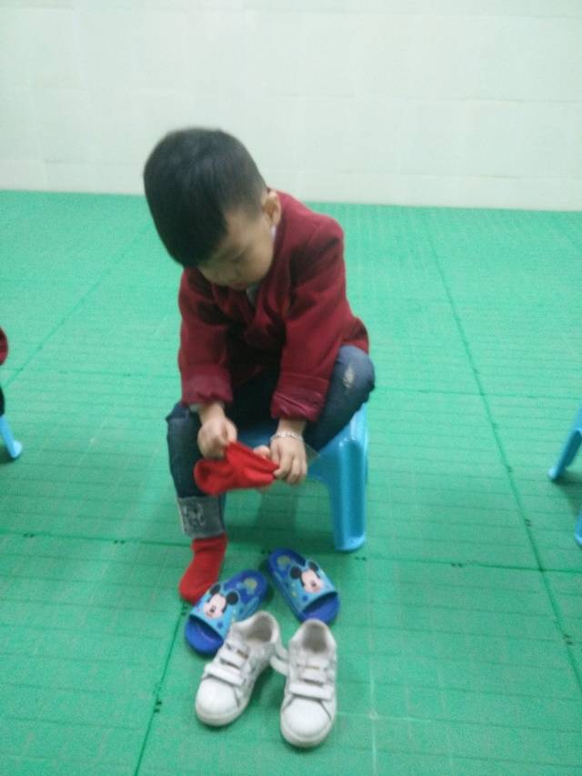 【学园动态】我会穿鞋子--小班幼儿自理能力比赛
