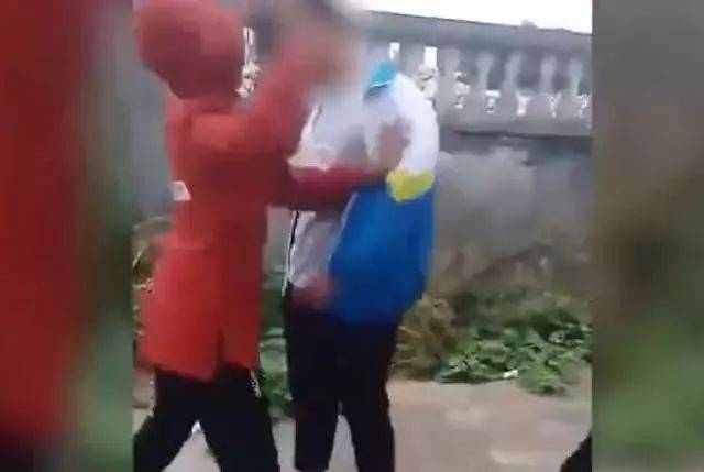 愤怒！赣州一女学生被7名舍友轮流扇耳光、脚踩