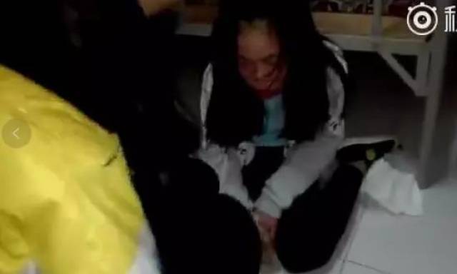 愤怒！赣州一女学生被7名舍友轮流扇耳光、脚踩