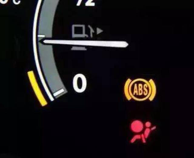 含义:这个指示灯用来显示安全气囊的工作状态,正常情况下在车辆自检