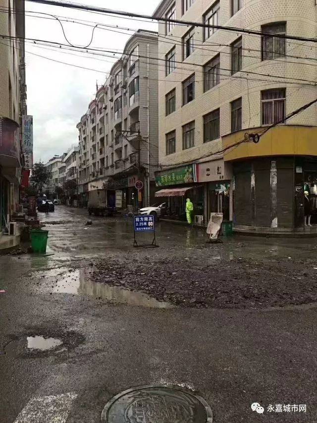 由于乌仁路精品街的封道施工,皮服城新宅路成为乌牛南北贯通的唯一