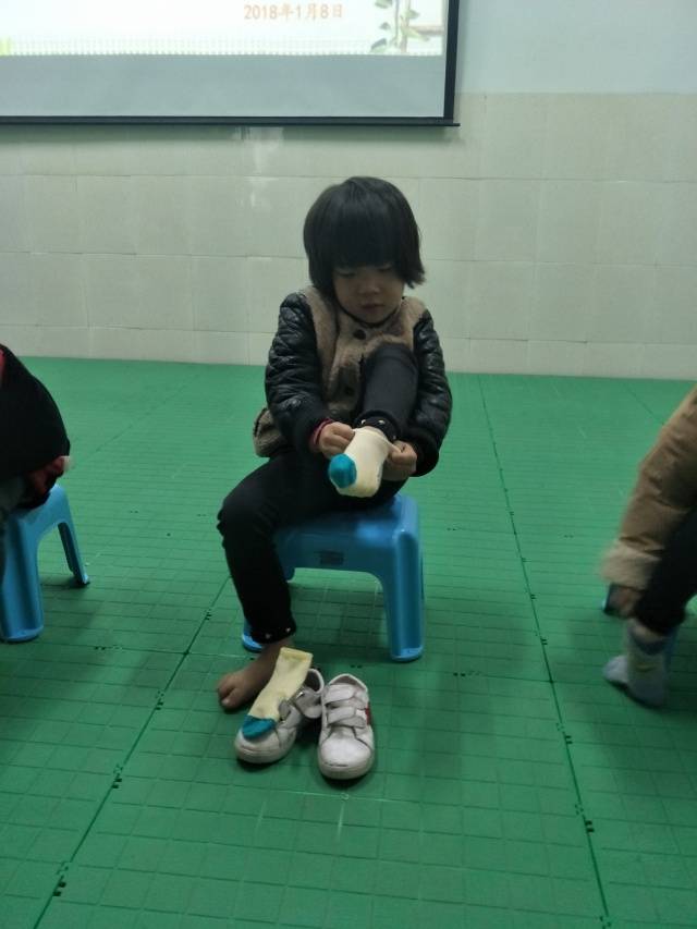 孩子们借此比赛认识自己的鞋子,通过穿鞋子比赛,锻炼幼儿的动手能力和