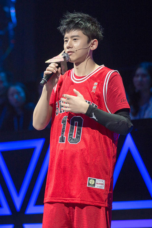 张杰热血改编《灌篮高手》片头曲 大秀架子鼓