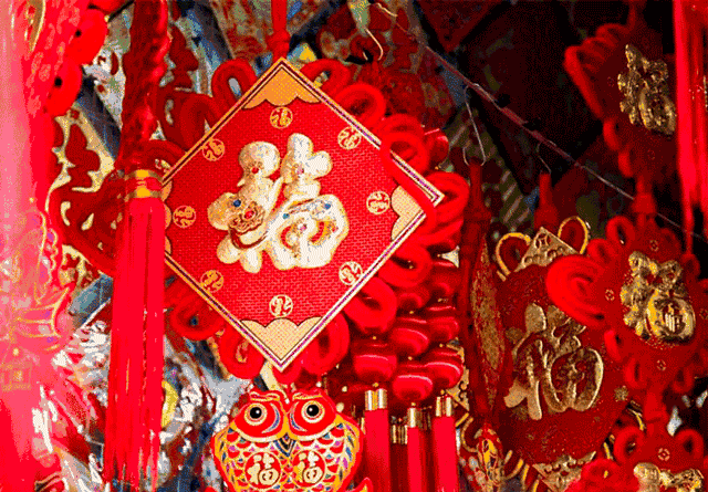 过年贴春联, 是中国人的文化传统, 贴了春联才有新年气氛, 感觉年味