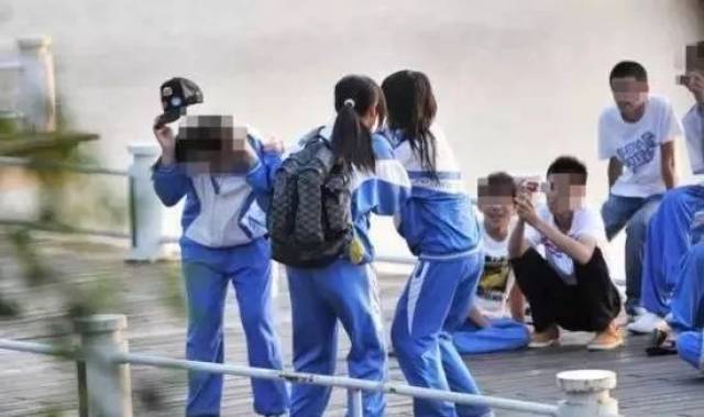 愤怒！赣州一女学生被7名舍友轮流扇耳光、脚踩