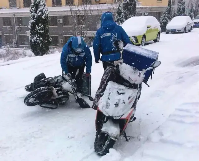 外卖小哥雪中摔倒,一瘸一拐坚持送餐,说出的话让人飙泪!