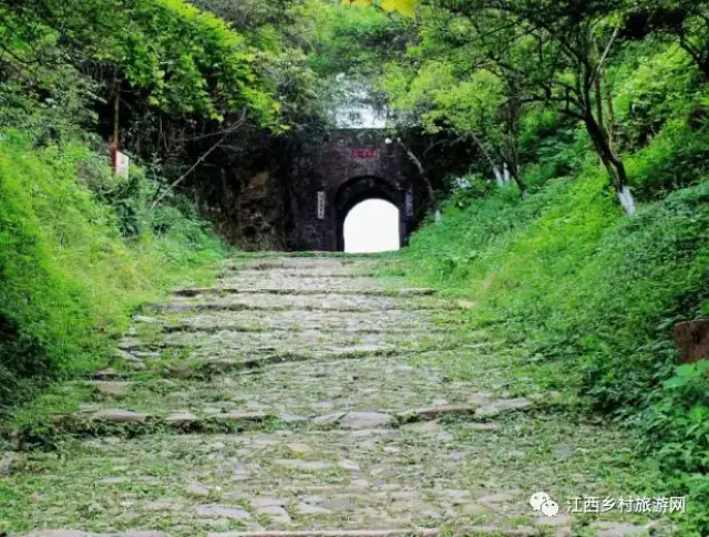 景区内有梅关古道,梅关关楼两处国家抖文物.