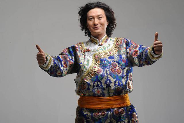 乐坛7位蒙古族歌手,腾格尔韩磊红了20多年,她却唱网络