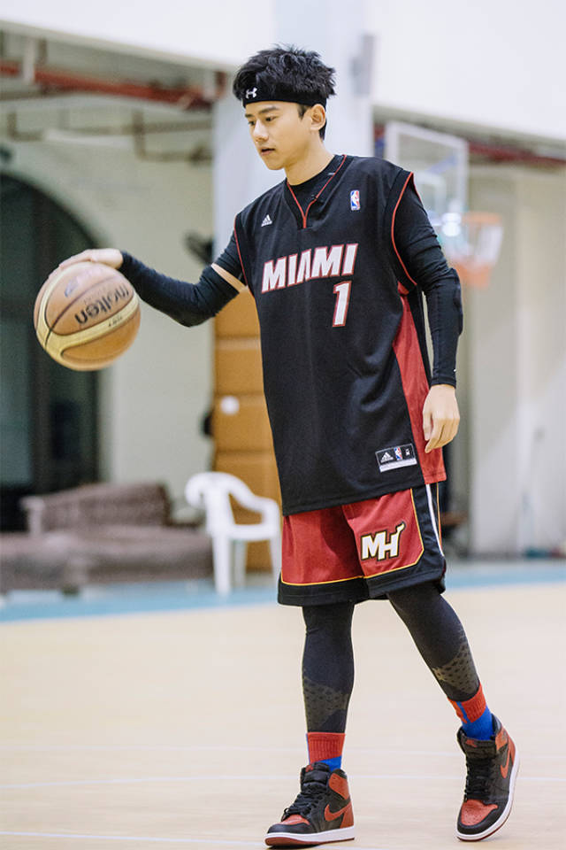 张杰热血改编《灌篮高手》片头曲 大秀架子鼓