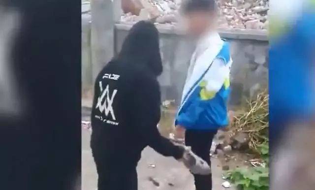 愤怒！赣州一女学生被7名舍友轮流扇耳光、脚踩