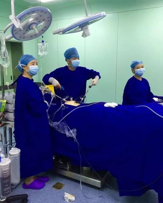 当天,经过近两小时的精细操作,周留林团队为其实施了腹腔镜下输卵管