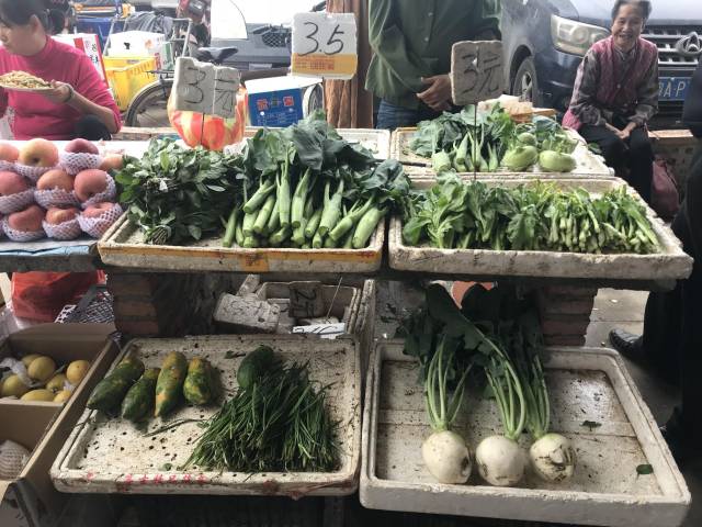 再也不用日晒雨淋了~点赞!员岗村委为村民搭建自产自销摆卖菜档