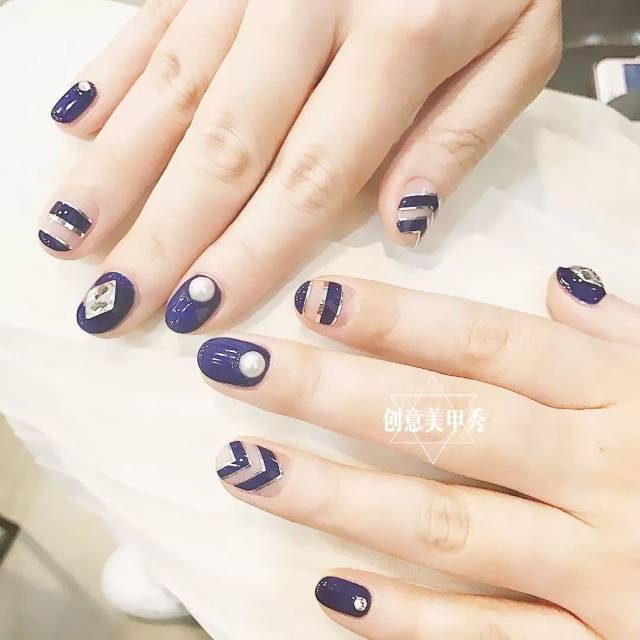 今天就来安利一些超显手白的深色系美甲, 手黑手黄都可以做哦~ 想要