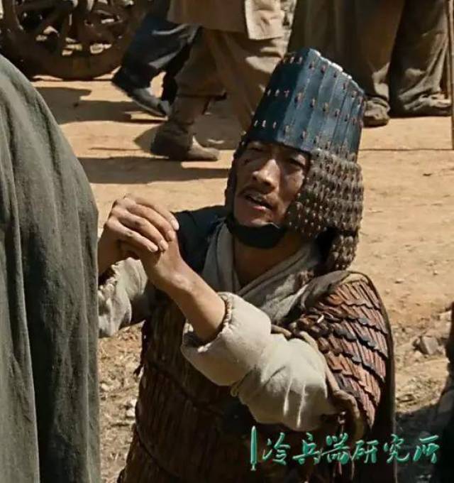 首先出土的头盔是小片铠甲拼接而成,和护额一样是薄薄的