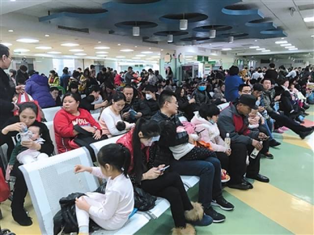 2017年12月18日,北京,随着气温下降,流感进入高发期,北京儿童医院迎来