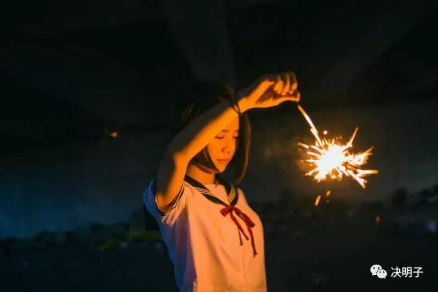 用到了烟雾棒的原因是,之前有客户想拍仙女棒烟火这样的,于是我就认真