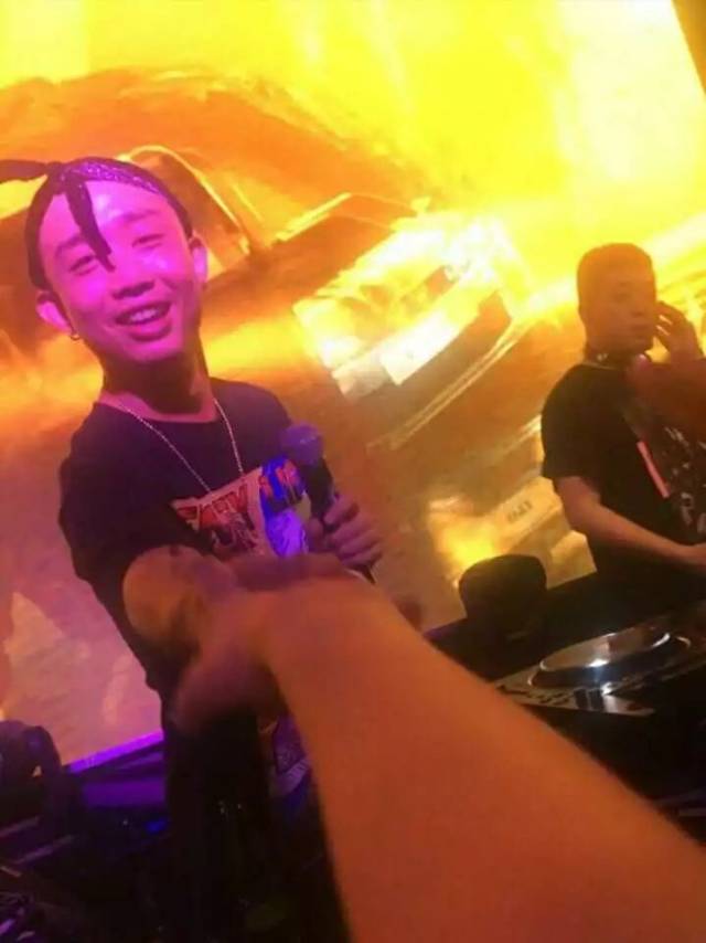 gai 曾经用身上仅剩的几百块钱去了西安,找富二代 rapper 弹壳玩,gai
