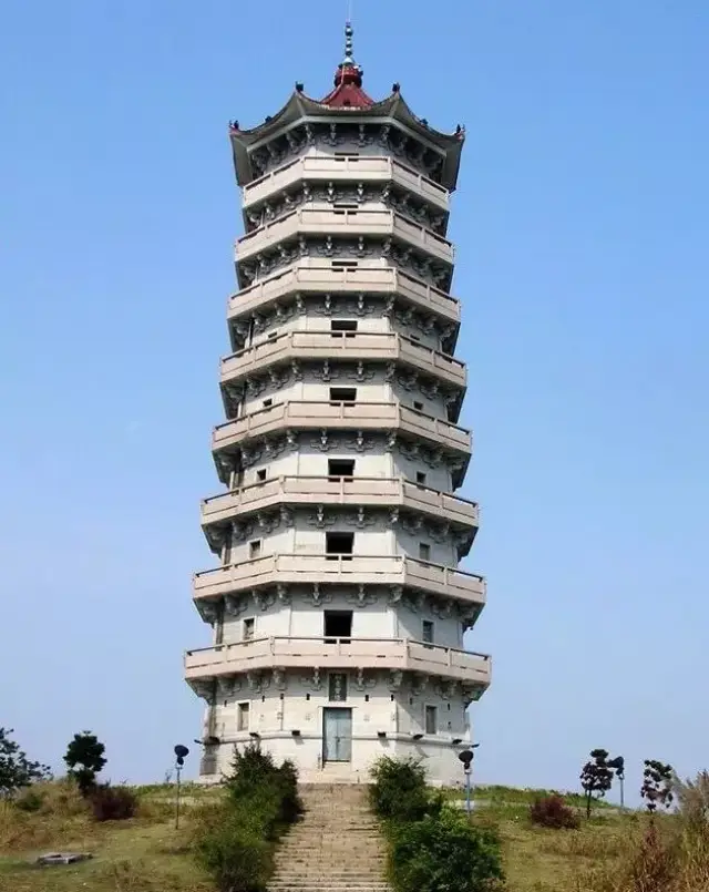 内室外走廊仿宋结构,有四十尊石雕佛像 四面临风,檐铃入耳 现在的塔山