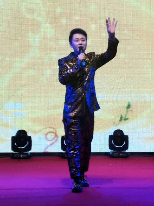 著名歌手高安昨日飞抵安徽亳州演出,高兴的说:亳州的观众很热情.