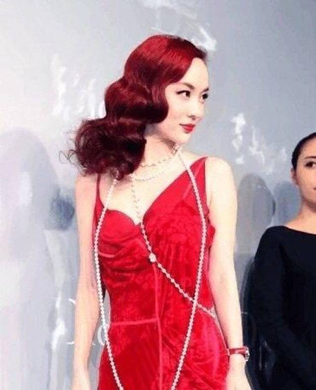 的红发,那么霍思燕就是最妩媚的红发,看了霍思燕的这款红色复古卷发