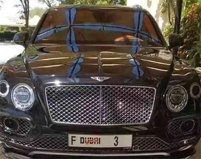 哈曼丹的座驾是奔驰g63 amg,车牌号"1",花费了9600万人民币拍卖所得
