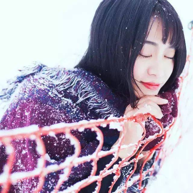 冬季下雪天美女的微信头像