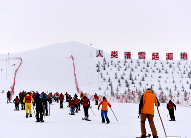 阿勒泰地区目前已经建立了三个滑雪场:著名的将军山滑雪场,西域滑雪