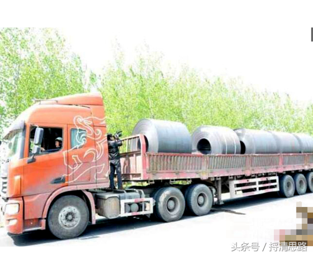 这是一辆国产重型卡车-联合卡车,满载五大钢卷,趴窝在路边,经过咨询后