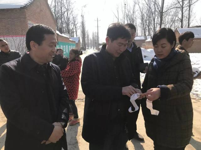 县委书记罗文阁询问患者病情