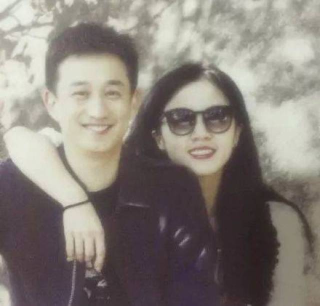 这是黄磊和孙莉年轻时候的照片,那时候的孙莉,满满的胶原蛋白,一副