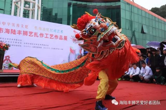 接着出场的是汕尾市城区东涌联义馆麒麟舞狮队,表演节目:《瑞麟呈祥