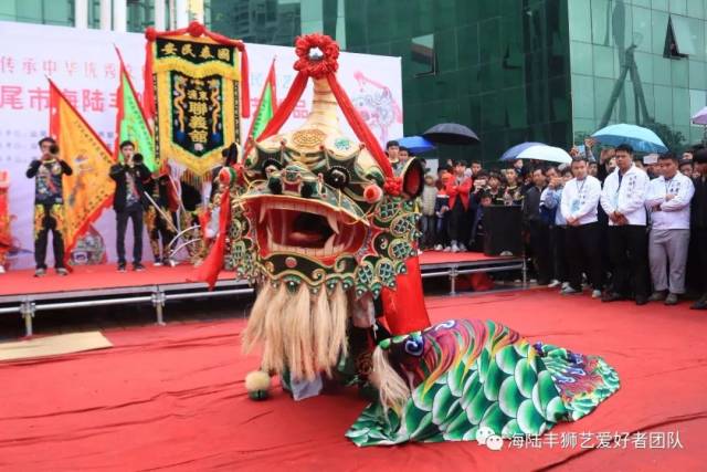 紧接着出场的是来自海丰附城东笏社群义馆狮猊狮队.