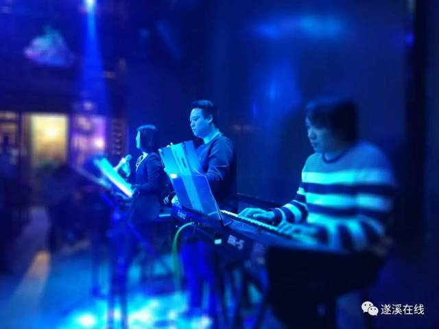 乐队驻唱,人气爆棚,TT音乐餐吧火爆遂溪!