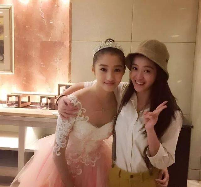鹿晗关晓彤高调同框,娱乐圈的爱情难道都这么尴尬吗?