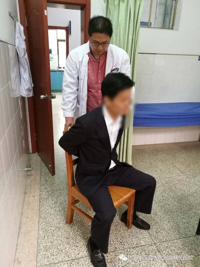 王翔医生指导患者功能锻炼三年里,陈东煜主任医师,王翔副主任医师将石