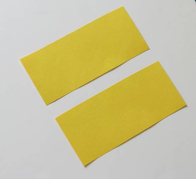 2,准备两张长方形的卡纸,如图对折