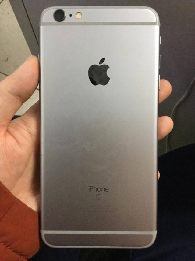 这是一款深空灰配色iphone6sp,背部没有氧化,掉漆等问题,也就轻微的