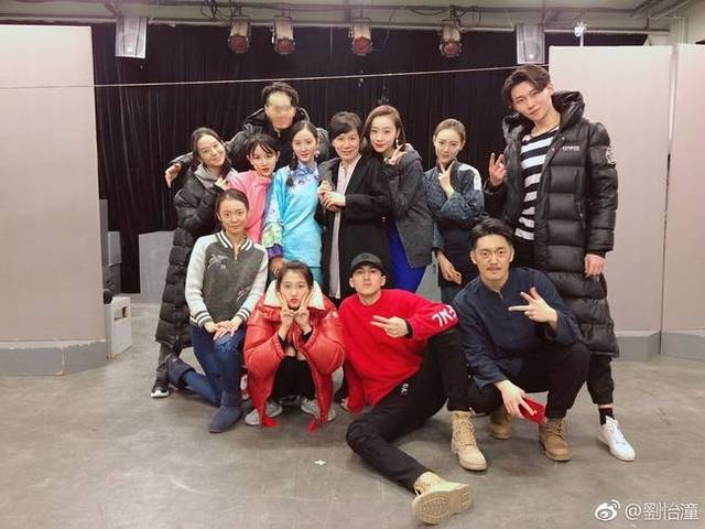 不少老师和同学都在微博晒出照片,关晓彤身穿北电校服,清爽乖巧学生范