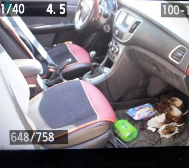 一辆凯翼牌白色小车的副驾驶座位上有一把疑似枪形物及数颗钢珠子弹