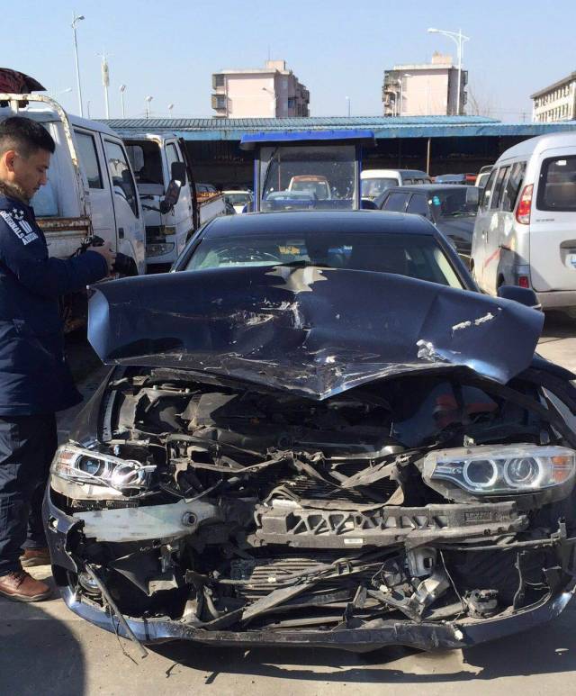 宝马撞上警车!协警的行为感动镇海朋友圈