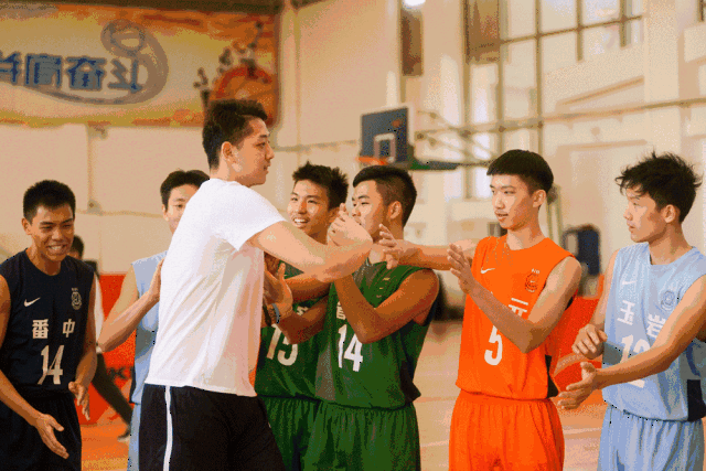 他们分别是:深圳队前锋中国大鸟 沈梓捷,广州队中锋新星 范子铭,深圳