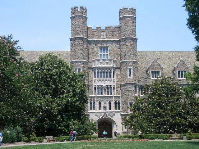 杜克大学(duke university)是一所位于美国北卡罗来纳州小城达勒姆的