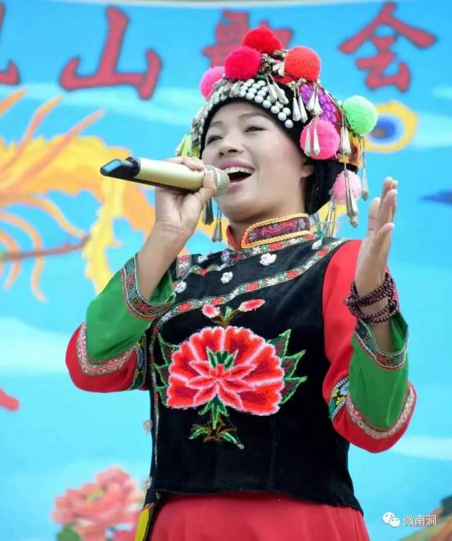 这是一个彝族文化氛围非常浓郁的村庄,村里不仅有南涧跳菜的国家级