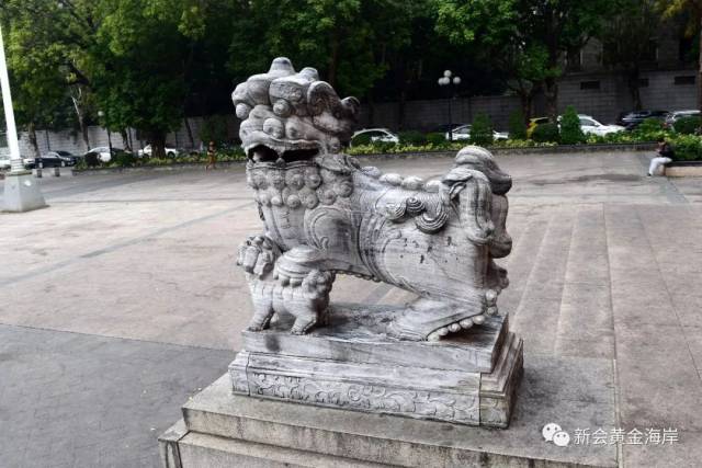 (门前的石狮子) 人民会堂为二层,大厅感觉是"高大上",很有气派.