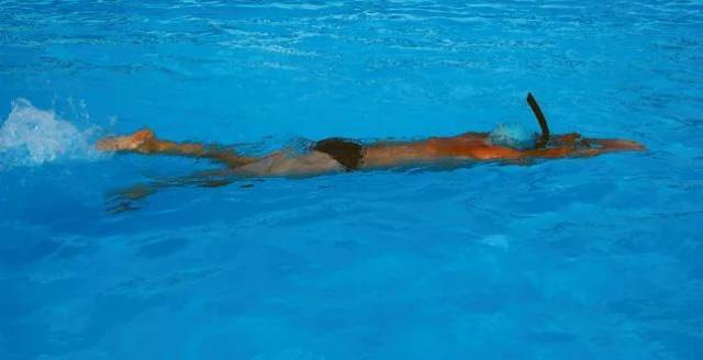 在自由泳中,打腿节奏是按照划水动作周期(即每只臂各划一次水)计数的.
