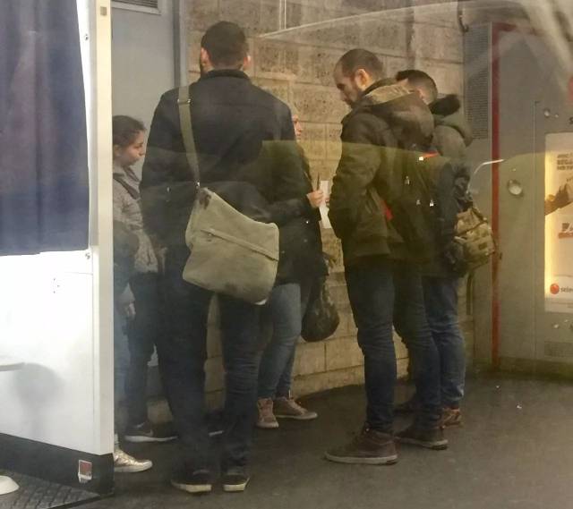 【法国治安】巴黎警察在地铁里当场擒获小偷团