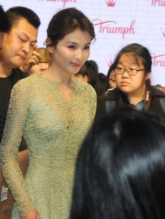 刘涛现身惊艳全场,丰满胸部若隐若现,网友:太有